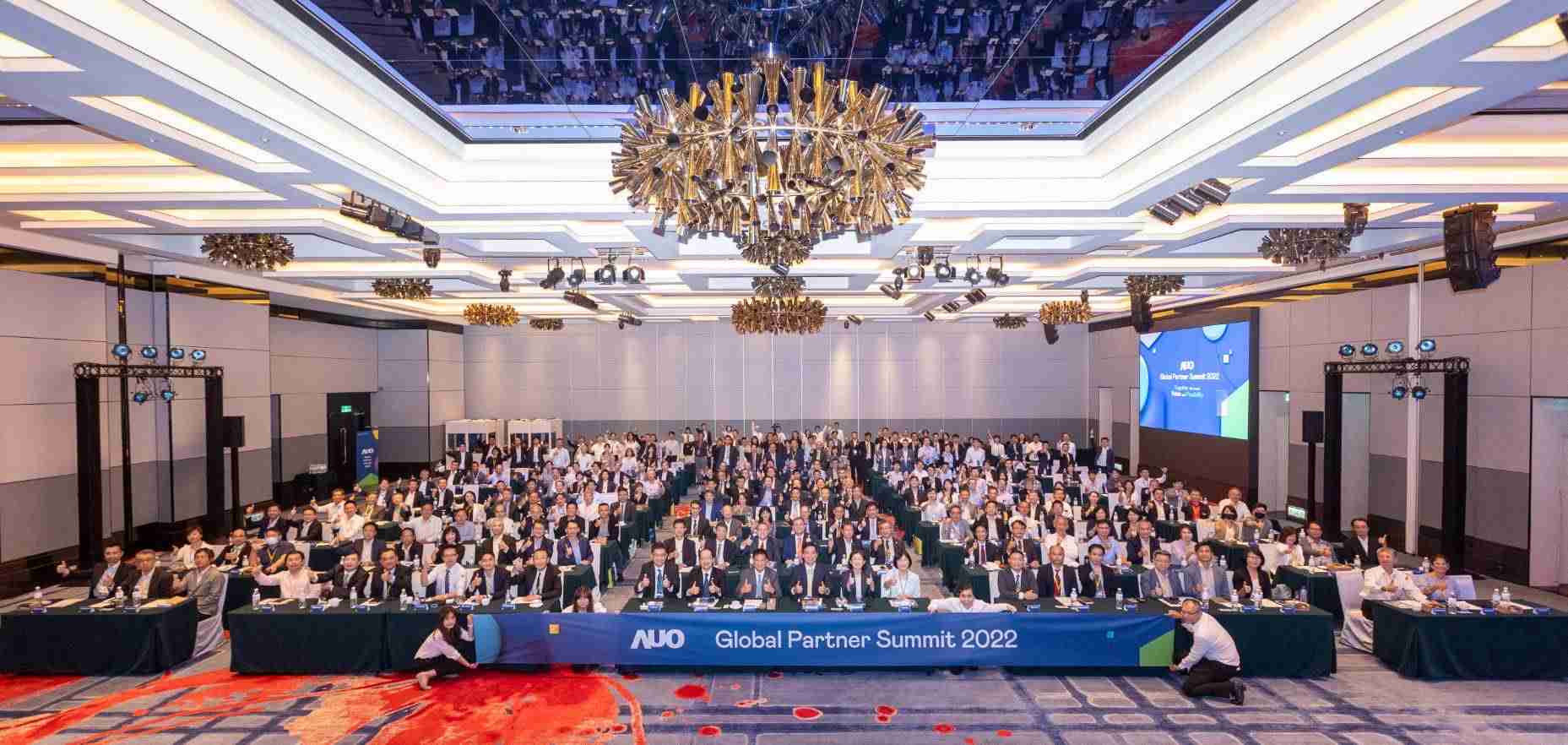 友達推動「安心、、創新、、、、用心、、同心、、、、盡心」五星職旅，，為菲籍員工打造全方位照護，，，首度贏得「人權實踐與發展領袖獎」殊榮