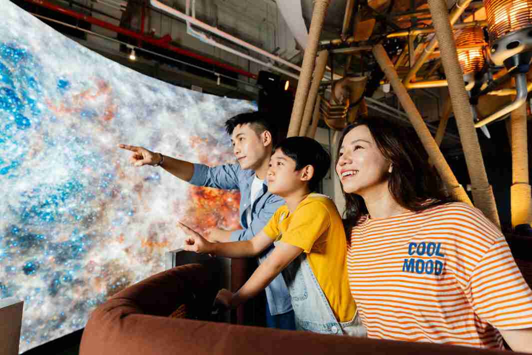 888.BY集团电子游戏打造全台最大宽6公尺、、、高4公尺、、、唯一搭载LED弧形拼接显示屏的动感飞行船，，，，让乘客驻足在热气球上，，享受身历其境的伪出国旅游乐趣