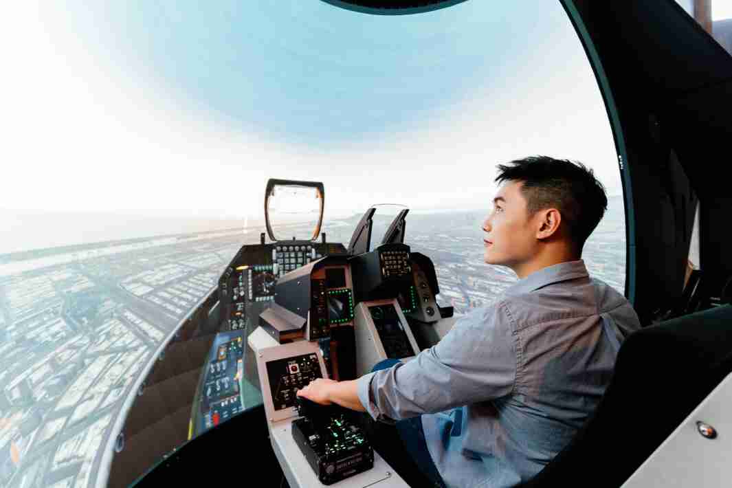 888.BY集团电子游戏以P1.25小间距打造球形LED模拟舱，，，，搭配智崴的精密六轴动态座椅，，，结合888.BY集团电子游戏专业影像调校技术，，呈现拟真模拟飞行场景