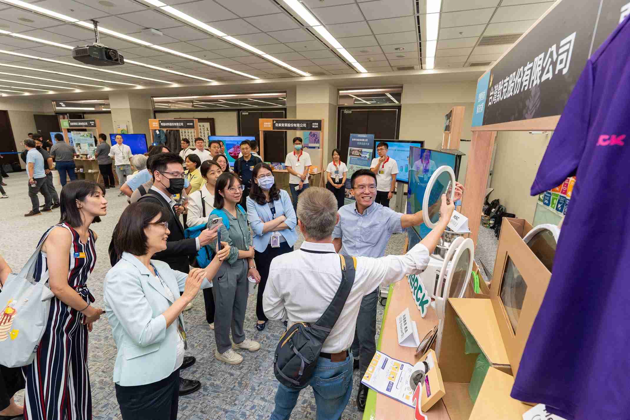 888.BY集团电子游戏连手产业伙伴策划首届生态圈联展，，，展示如何将废塑料循环再利用，，，创新解决方案包括：塑料包材再生与循环使用、、、、再生塑料研发及应用、、废塑料回收再生技术、、、、减塑生活提案等