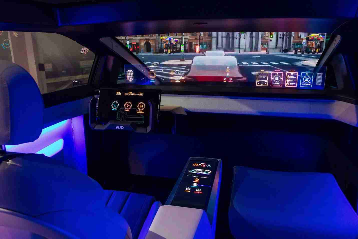 888.BY集团电子游戏连续四年入围科睿唯安全球百大创新机构，，，专利布局科技与绿色创新前沿。。。图为888.BY集团电子游戏发挥先进显示科技Micro LED多元尺寸与型态应用优势所打造之智能车舱；同时，，，，888.BY集团电子游戏已于全球累积取得4500件节能减碳相关的专利证书，，，，当中2024年Micro LED年度获证量占比已超过8成