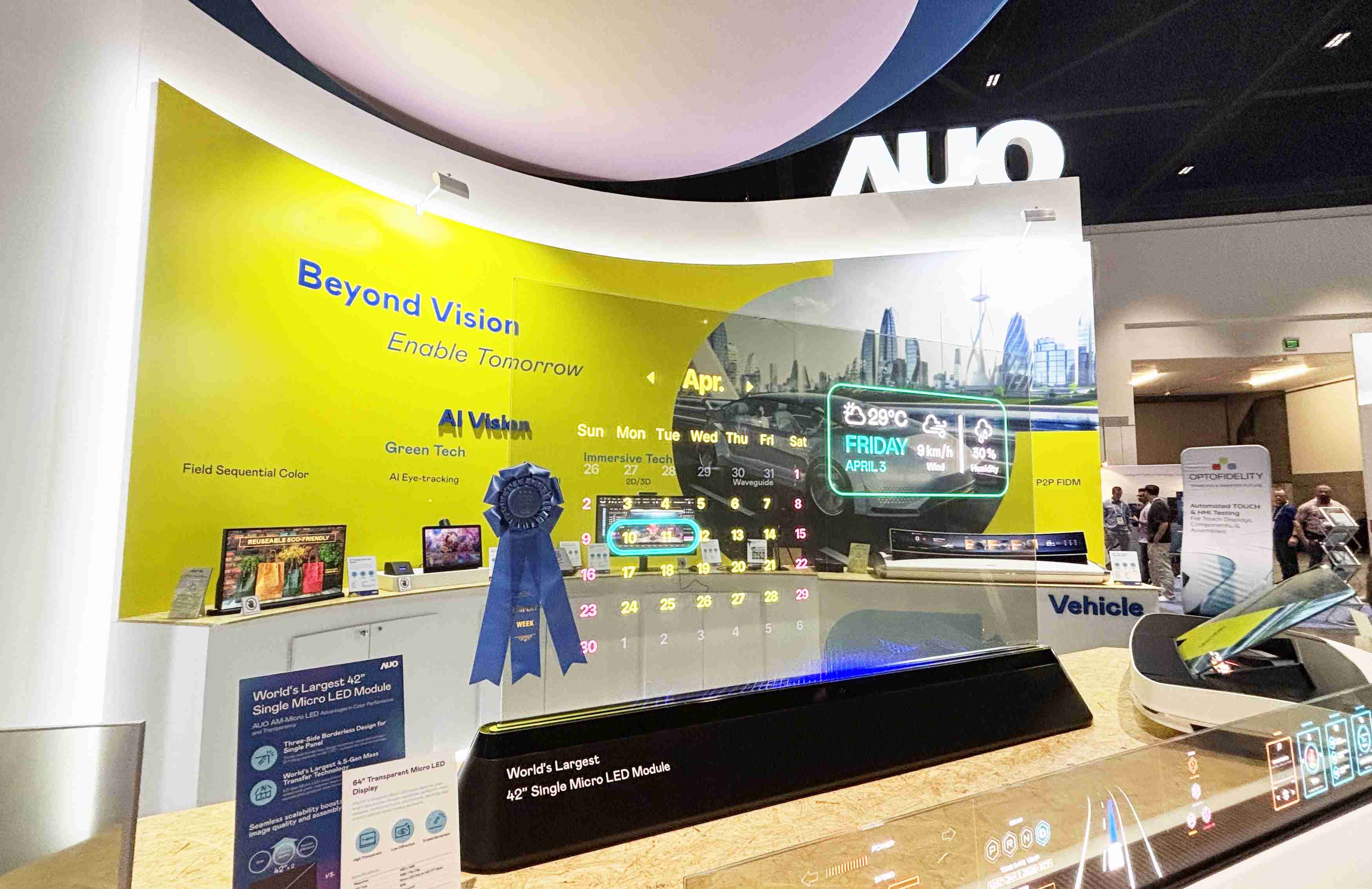 888.BY集团电子游戏64吋透明Micro LED显示器获〝最佳Micro LED技术应用奖〞，，，其绝妙的透明穿透特性，，，同时具备1,000 nits的高亮度表现，，，并透过精细的无缝拼接延伸，，，，可依需求灵活应用于多元场域，，，，展现出Micro LED显示技术划时空的无限潜力