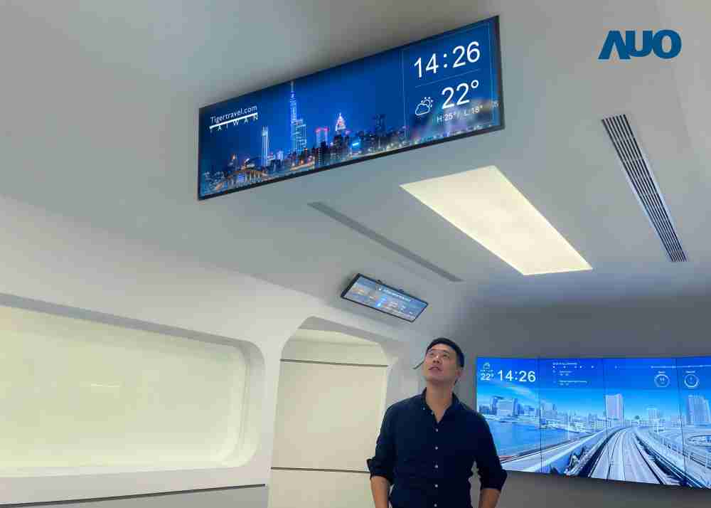 达擎TARTAN “37吋超薄双屏车厢显示器” 采用单一背光设计，，将双面显示器厚度大幅缩减至12mm，，，，支持长条屏 32:9 规格，，突破传统分辨率限制，，，，提供旅客更清晰实时的乘车信息及广告讯息